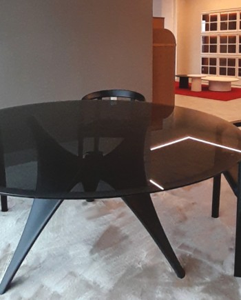 Molteni-Arc-tavolo-rotondo-cristallo-fume-cemento-nero-Miss-sedia-design-gallery